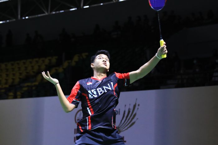 Aksi pebulu tangkis tunggal putra Indonesia, Alvi Wijaya Chairullah, saat berlaga pada babak 32 besar Indonesia International Series 2022 di Gor Amongrogo, Yogyakarta, Rabu, 21 September 2022