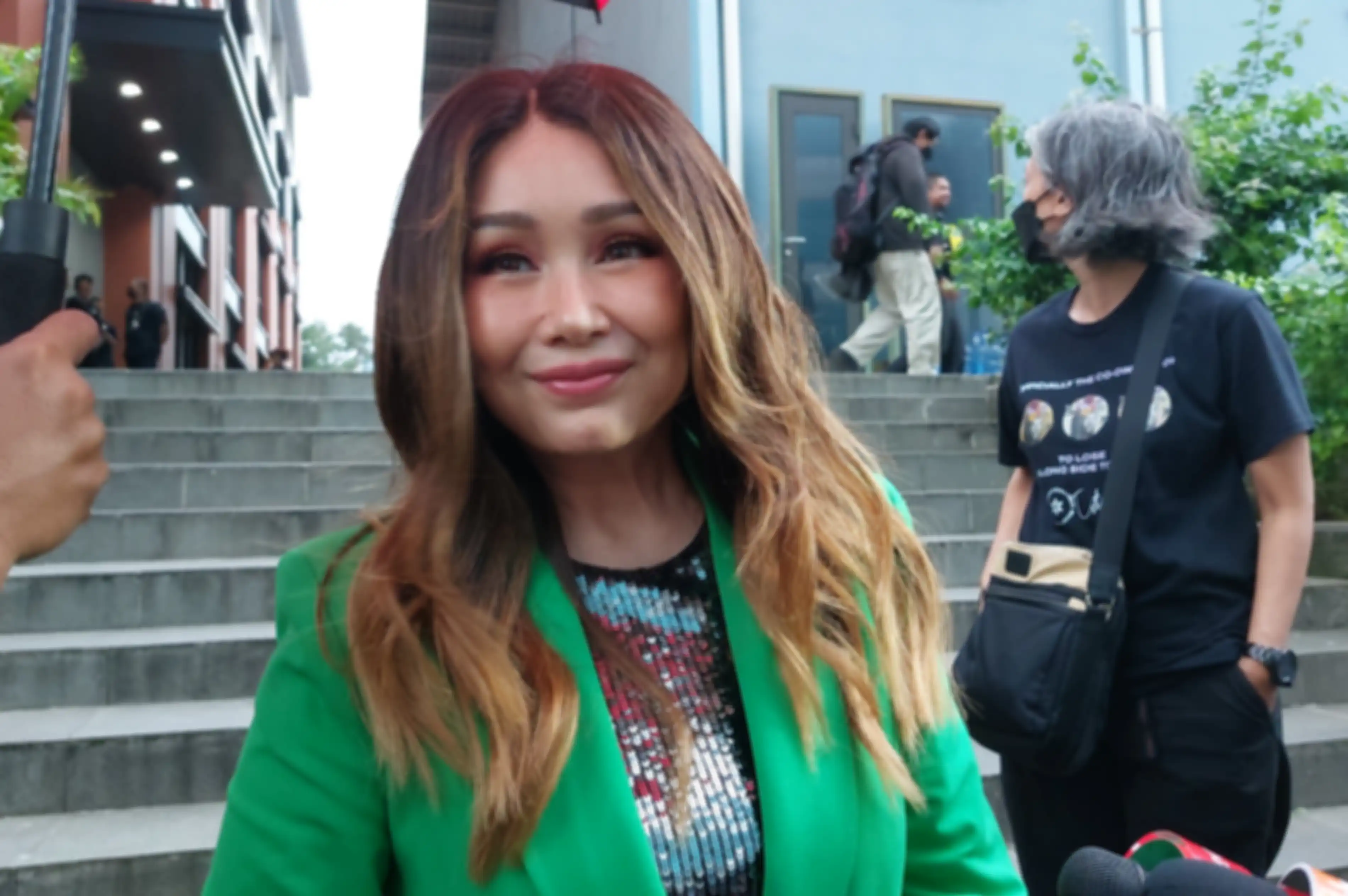 Penyanyi Titi DJ belum lama ini melakukan operasi anti aging di Gangnam, Korea Selatan. 