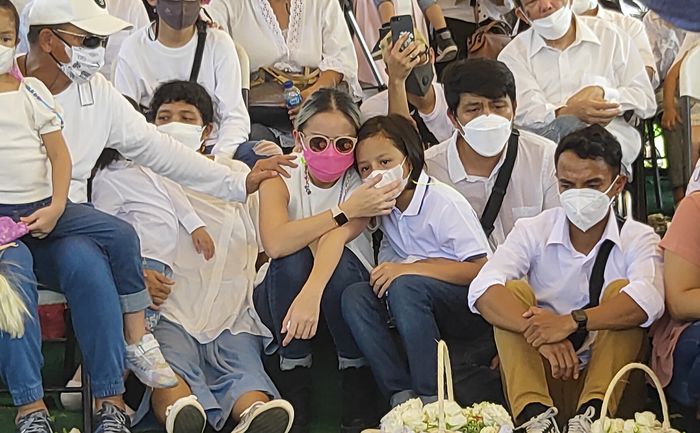 Joanna Alexandra bersama anaknya saat prosesi pemakaman Raditya Oloan di San Diego Hills, Karawang, Jawa Barat, pada Minggu (9/5/2021).