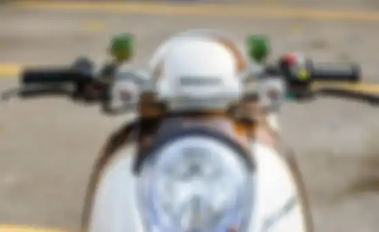Area setang Honda Scoopy yang terpasang beberapa aksesoris.