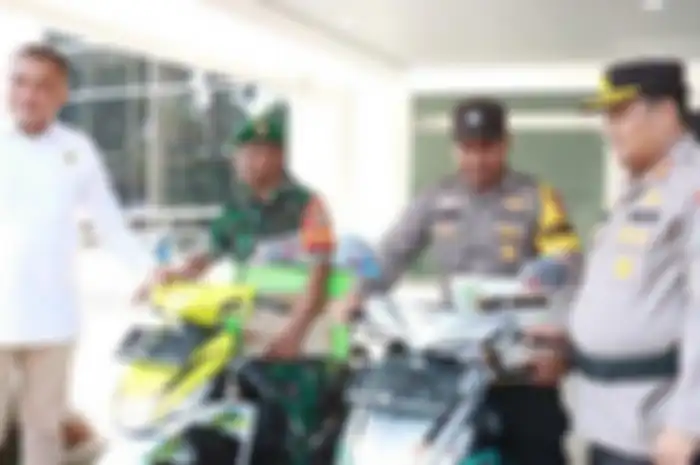 Momen anggota TNI-Polri dapat hadiah motor Yamaha Mio M3 usai menangkap pengedar narkoba.