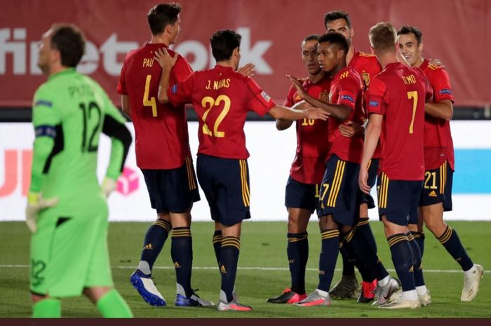 Ansu Fati dan rekannya merayakan gol untuk timnas Spanyol ke gawang Ukraina pada laga UEFA Nations League di Stadion Alfredo Di Stefano, Madrid, 6 September 2020.