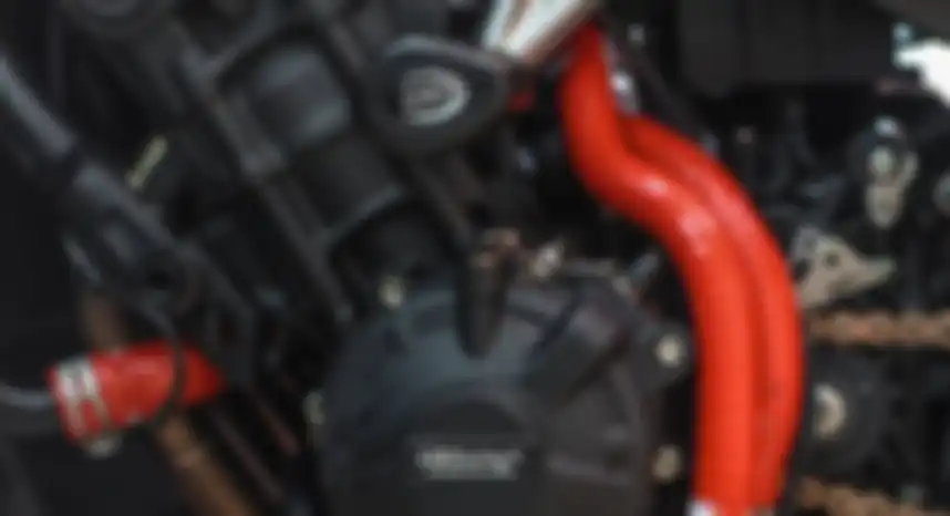 Selang radiator merek Samco sport terpasang di motor