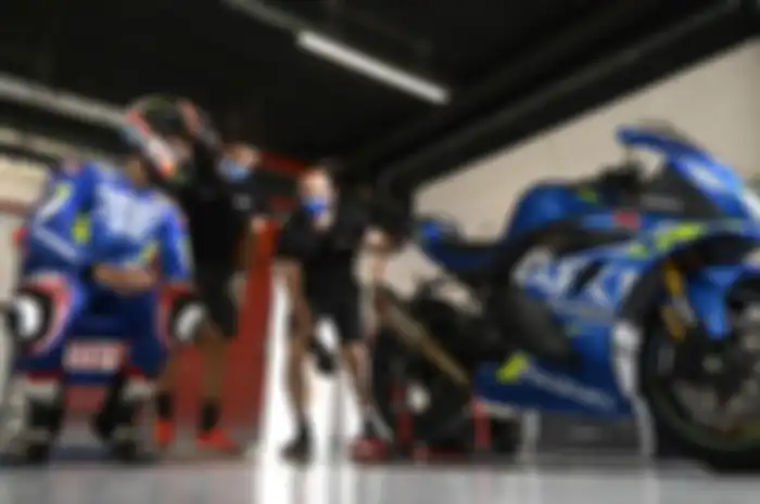 Alex Rins kesampaian juga ngegas motor gede 1.000 cc di sirkuit Barcelona-Catalunya meski bukan motor MotoGP GSX-RR tapi motor superbike standar Suzuki GSX-R1000