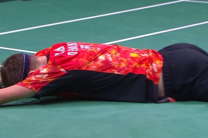 Tunggal putra Denmark, Viktor Axelsen, merebahkan diri setelah kalah dalam reli dari Shi Yu Qi (China) pada semifinal Malaysia Open 2024 di Axiata Arena, Kuala Lumpur, Malaysia, 13 Januari 2024.  