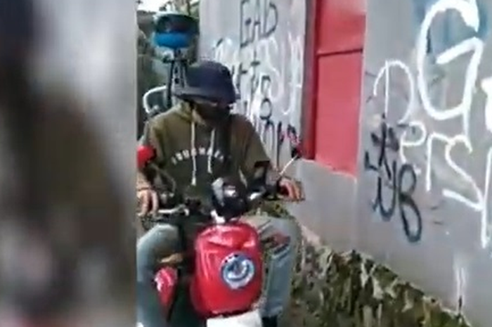 Video pria naik motor listrik berkamera banyak