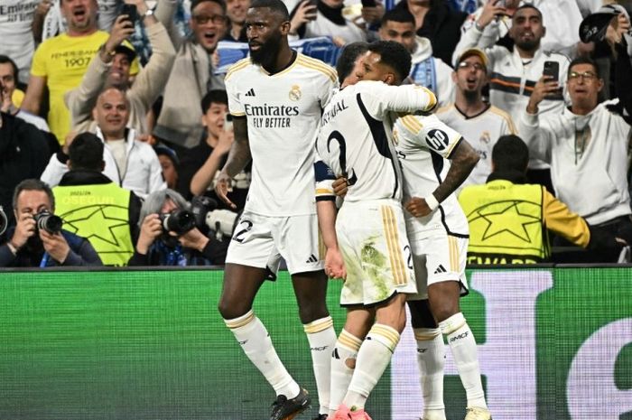 Para pemain Real Madrid merayakan gol Rodrygo ke gawang Manchester City pada leg pertama perempat final Liga Champions 2023-2024.