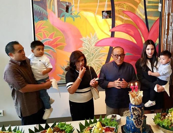 Nia Ramadhani bersama mertuanya