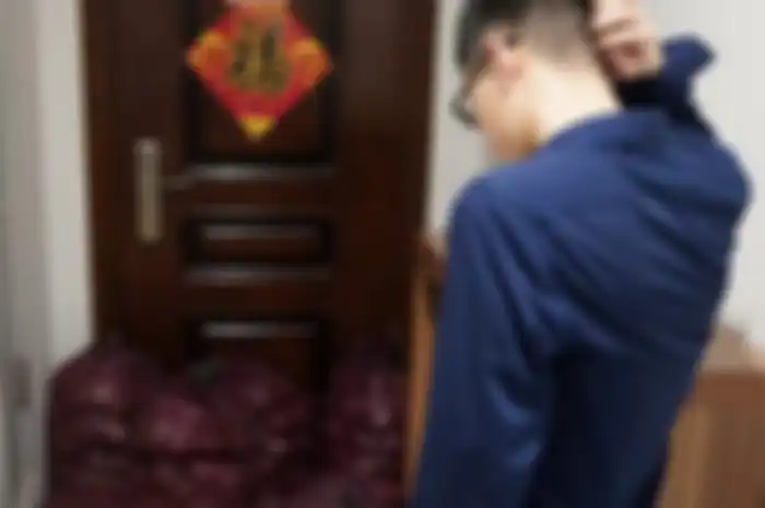 Seorang wanita asal China yang putus dengan pacarnya karena diselingkuhi, melakukan aksi balas dendam yang tak biasa yaitu dengan mengirimkan satu ton bawang 
