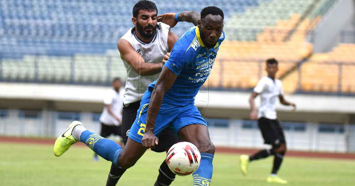 Striker Persib Bandung, Geoffrey Castillion, dikawal ketat oleh bek Tira Persikabo, Filiposyan, dalam laga uji coba di Stadion Gelora Bandung Lautan Api, Bandung, Jumat (21/2/2020).