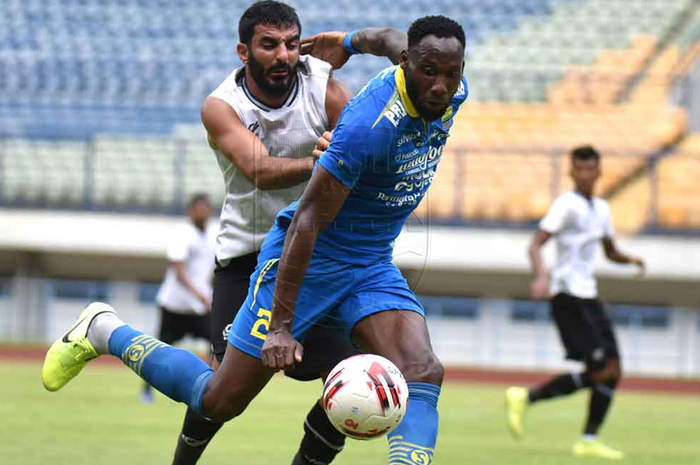 Striker Persib Bandung, Geoffrey Castillion, dikawal ketat oleh bek Tira Persikabo, Filiposyan, dalam laga uji coba di Stadion Gelora Bandung Lautan Api, Bandung, Jumat (21/2/2020).