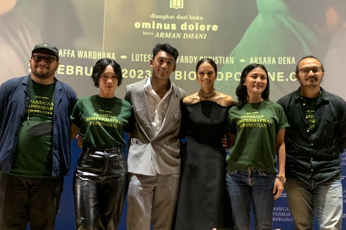Kru dan cast film Panduan Mempersiapkan Perpisahan (Lutesha dan Daffa Wardhana) dalam konferensi pers yang digelar di Senayan, Jakarta Pusat, Jumat (24/2/2023).