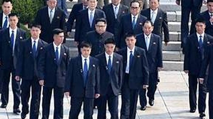 Kim Jong-un diantara pengawalnya