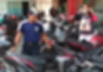 Wajib Tahu Nih, Perbedaan Tukang Parkir Liar Dan Tukang Parkir Resmi
