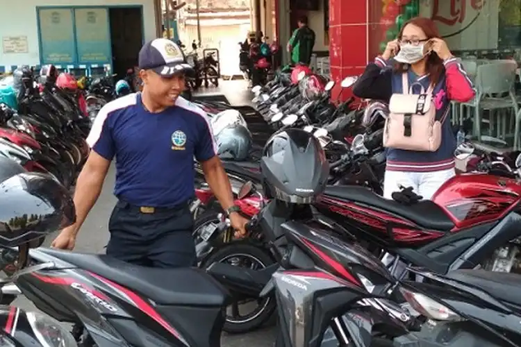 Wajib Tahu Nih, Perbedaan Tukang Parkir Liar Dan Tukang Parkir Resmi