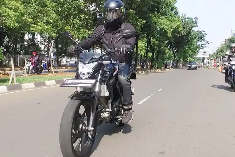 Mau Motor Manual Lebih Irit Bahan Bakar? Begini Triknya