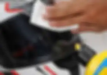 Cara Merawat Kaca Helm Agar Tidak Gampang Baret di Musim Hujan