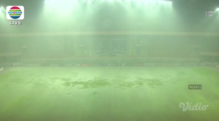 Stadion Wibawa Mukti, Cikarang, tergenang air saat laga Bhayangkara FC Vs Persita Tangerang, Minggu (28/8/2022).