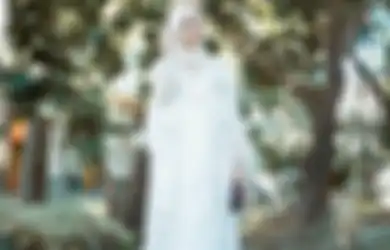 Meski di Rumah, Idul Adha Tetap Modis Pakai 5 Dress Hijab Putih Ini!