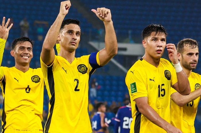 Para pemain Timnas Malaysia menyapa para penggemar di stadion.