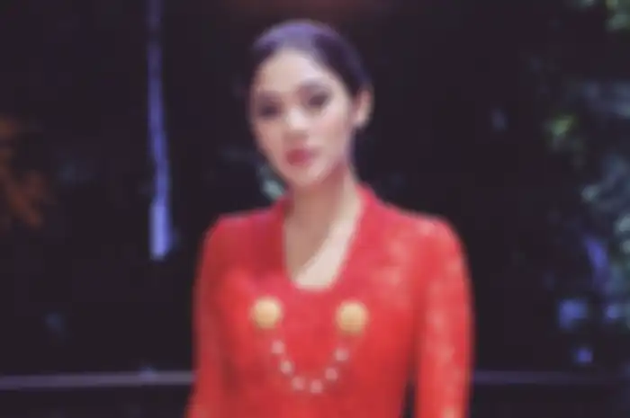 Penampilan Naysilla Mirdad pakai kebaya merah