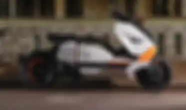 Motor listrik BMW CE 04, panjang banget.