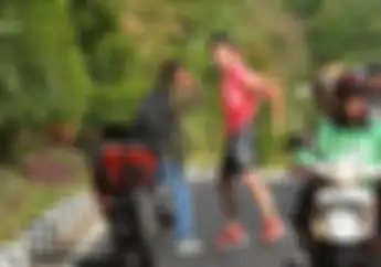 Emosi Disenggol dan Terjungkal ke Aspal, Peserta Lari Marathon Terlibat Duel dengan Pemotor di Surabaya