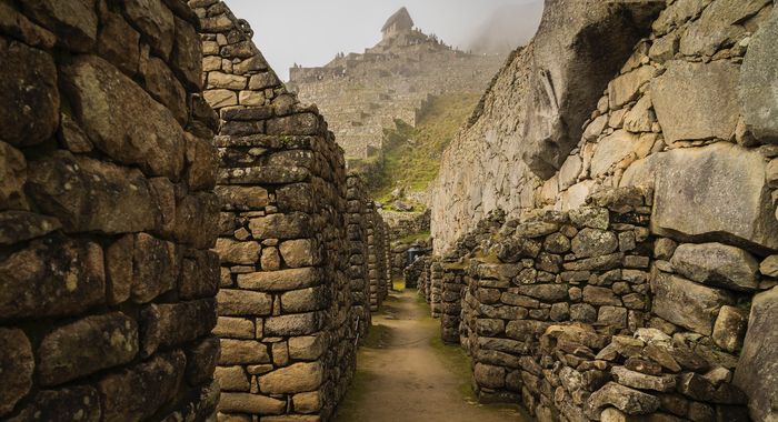 Ribuan pekerja membangun kota suci Machu Picchu dari granit lokal. Mereka membangun seluruh kompleks menggunakan serangkaian teknik batu kering yang mengesankan, dengan potongan batu bergerigi dan zig-zag.