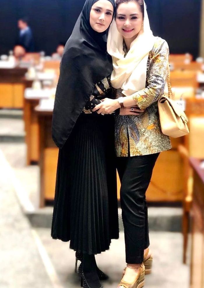 Penampilan stylish Mulan Jameela istri Ahmad Dhani saat rapat anggota DPR kenakan paduan rok plisket kekinian