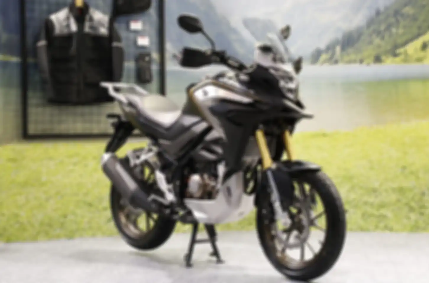 Honda CB150X terpasang aksesoris dari Honda Genuine Accessories (HGA).
