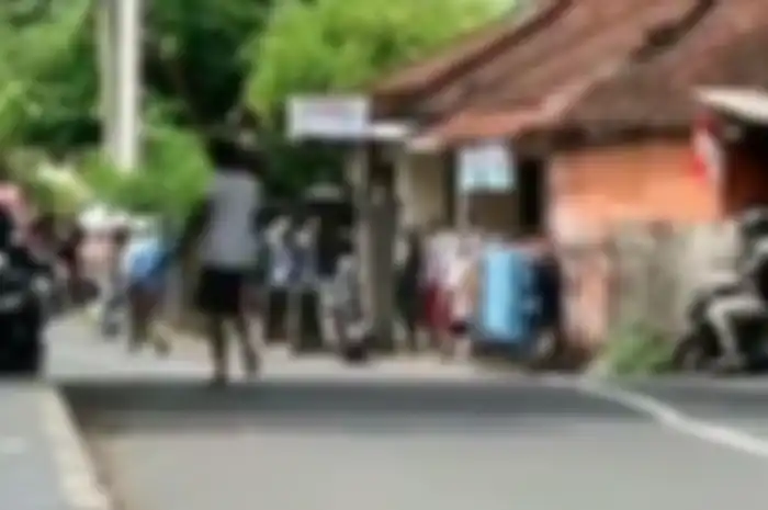 Pria ngamuk di Denpasar bawa parang, pemotor dan warga ketakutan.