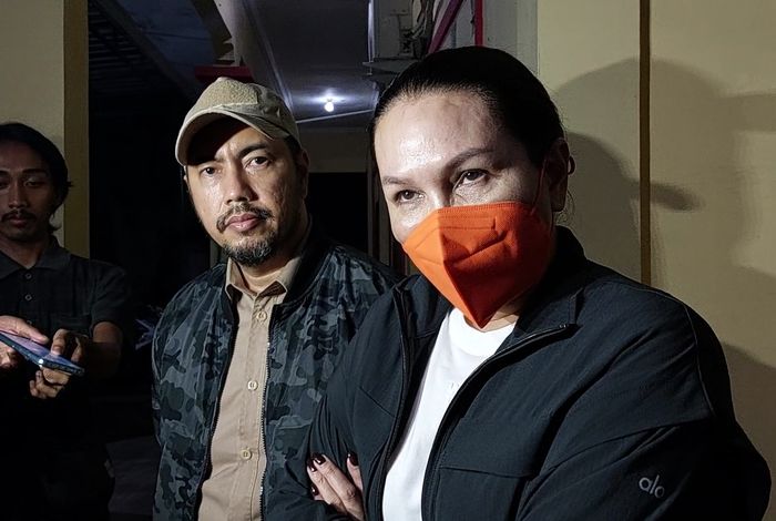 Sahabat Nikita Mirzani, Fitri Salhuteru dan pengacara Sunan Kalijaga saat ditemui Grid.ID di Polres Serang Kota, Banten, Jumat (22/7/2022).