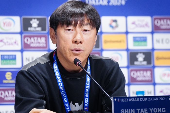 Pelatih timnas U-23 Indonesia, Shin Tae-yong saat konferensi pers sebelum Piala Asia U-23 2024, Minggu (14/4/2024)