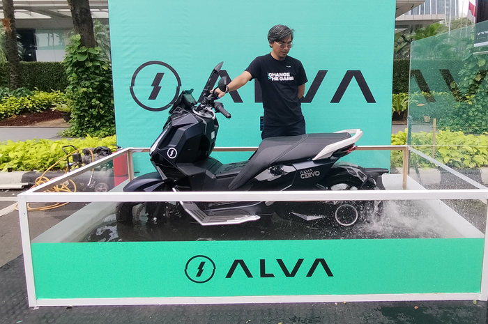Pengujian ketahanan motor listrik Alava Cervo pada ketinggian air 50 cm. Dinilai masih aman dengan beberapa syarat. 