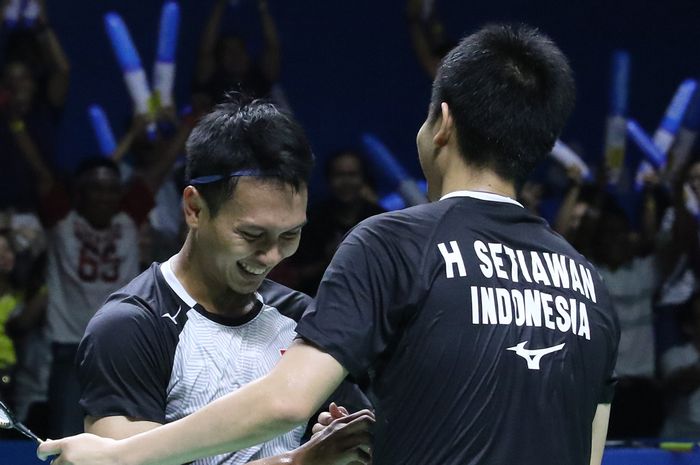 Pasangan ganda putra Indonesia, Mohammad Ahsan/Hendra Setiawan, melakukan selebrasi seusai memastikan diri maju ke final Indonesia Open 2019 di Istora Senayan, Jakarta.