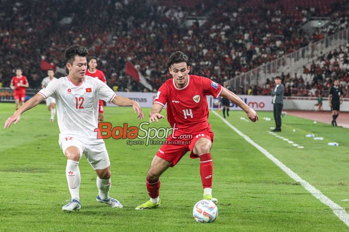 Saat Nathan Tjoe-A-On (kanan) memperkuat timnas Indonesia di Piala Asia U-23 2024, Kamis (25/4/2024), klubnya, SC Heerenveen, berusaha cegah PSV Eindhoven juara Liga Belanda.