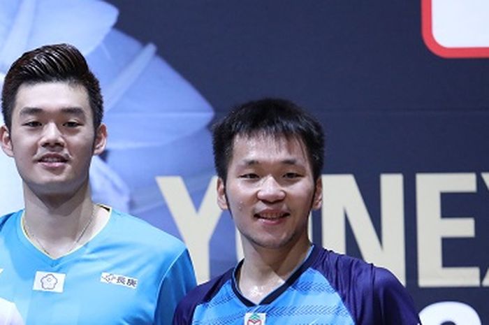 Pasangan ganda putra Taiwan, Lee Yang/Wang Chi Lin (jersey biru) berpose dengan Fajar Alfian/Muhammad Rian Ardianto setelah menjadi runner up Swiss Open di St Jakobshalle, Basel, Minggu (17/3/2019).