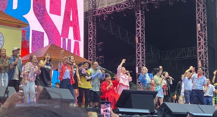 Titiek Puspa di atas panggung Dynamic, Synchronize Fest di Gambir Expo, Sabtu (5/10/2024).