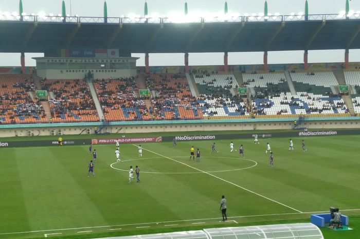 Suasana pertandingan antara timnas U-17 Senegal dan Jepang di Stadion Si Jalak Harupat, Jumat (17/11/2023).