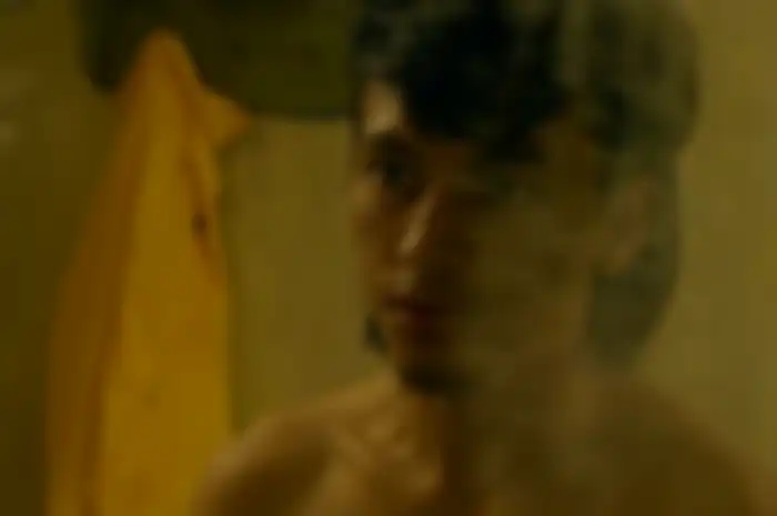 Jefri Nichol dengan gaya rambut mullet-nya dalam film Jakarta City of Dreamers.