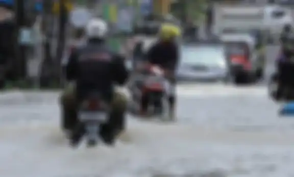 Ilustrasi motor matic terabas banjir.