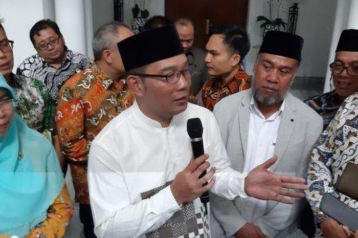 Gubernur Jawa Barat, Ridwan Kamil, seusai rapat membahas virus corona dengan anggota DPRD Jabar di Gedung Sate, Jumat (13/3/2020).    