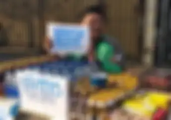 Kawasan Tebet Mendadak Macet, Driver Ojek Online Bagikan Makanan dan Minuman Gratis Buat Buka Puasa