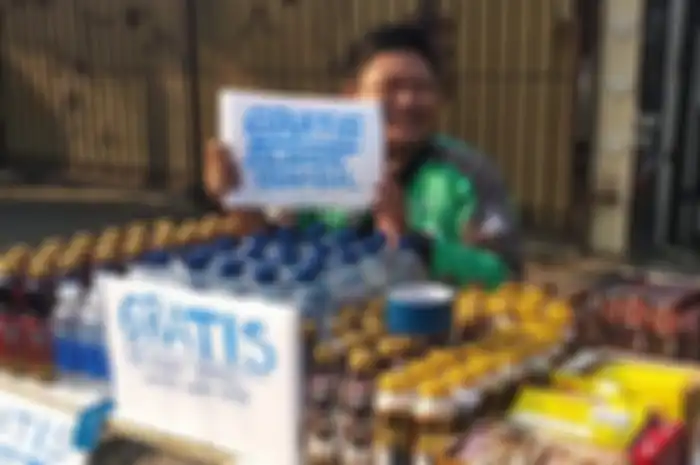 Sunandi, driver ojol yang membagikan makanan dan minuman gratis