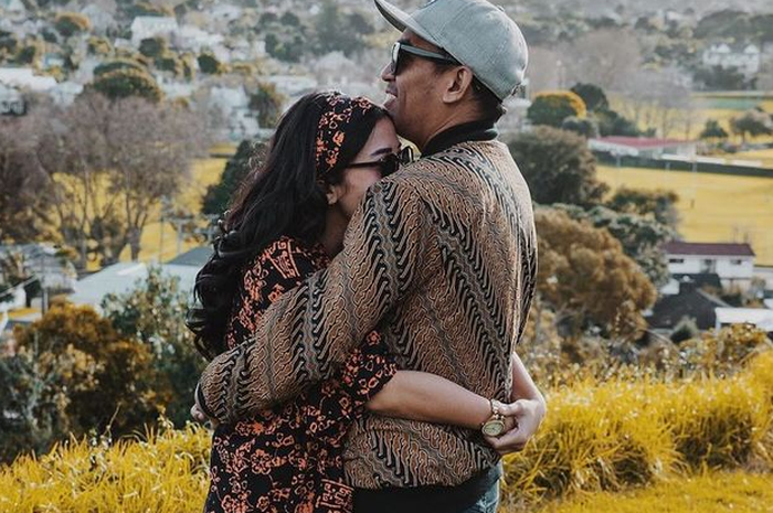 Kunjungi Makam Glenn Fredly Usai 3 Minggu Ditinggalkan, Mutia Ayu Hadiahkan Barang Spesial Ini untuk Mendiang Suaminya: Aku Bawain Kesukaan Kamu