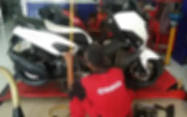 Ilustrasi Yamaha NMAX servis di bengkel resmi.