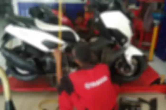 Ilustrasi Yamaha NMAX servis di bengkel resmi. Enak Banget, Servis Motor di Dealer Resmi Yamaha Bisa Dapat Oli Sampai Busi Gratis, Begini Caranya