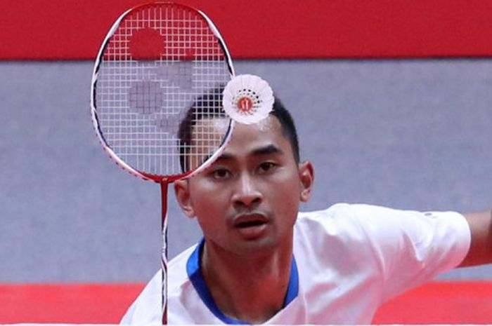 Tunggal putra Indonesia, Tommy Sugiarto saat berusaha mengembalikan shuttlecock.