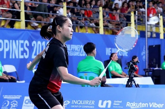 Pebulu tangkis Indonesia, Ruselli Hartawan, beraksi saat menjamu Thet asal Myanmar dalam cabor bulu tangkis perorangan SEA Games 2019 di babak perempat final, Sabtu (7/12/2019).