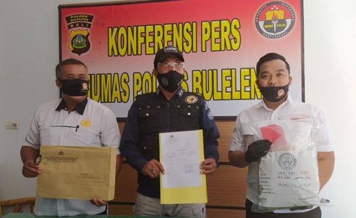 Kasubbid Kimia dan Biologi Labfor Polda Bali, AKBP Ngurah Wijaya Putra (tengah) bersama Kasat Reskrim Polres Buleleng, AKP Vicky Tri Haryanto (kanan) menunjukan barang bukti kasus penemuan orok di Desa Pemuteran, Kamis (30/7/2020).